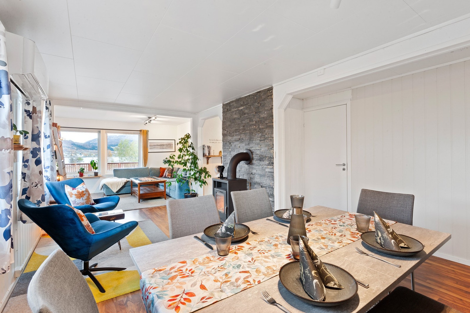 Stue er avlang og det er god plass til spisegruppe og sofagruppe. Galleribilde