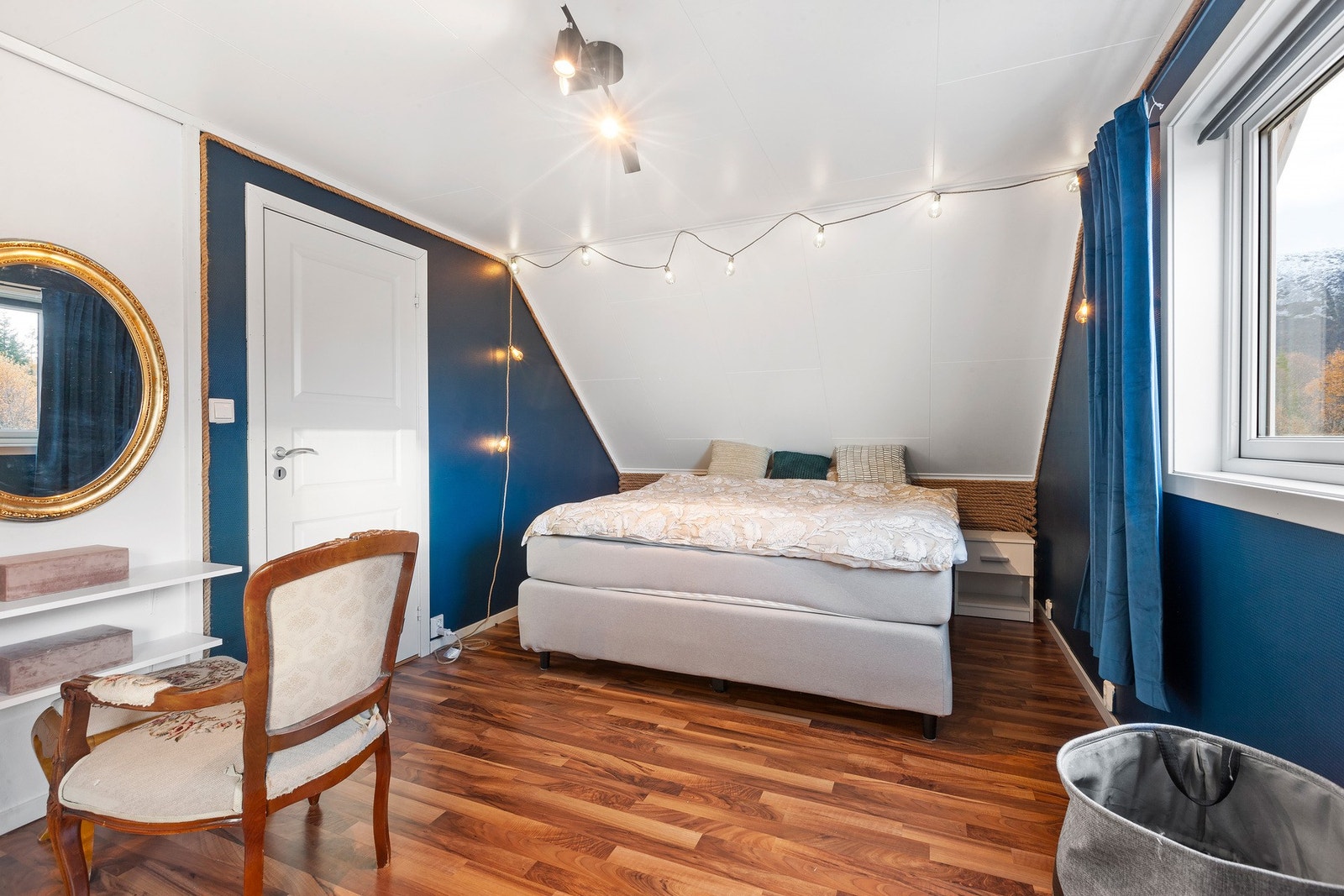 Romslig soverom med skyvedørsgarderobe. Galleribilde