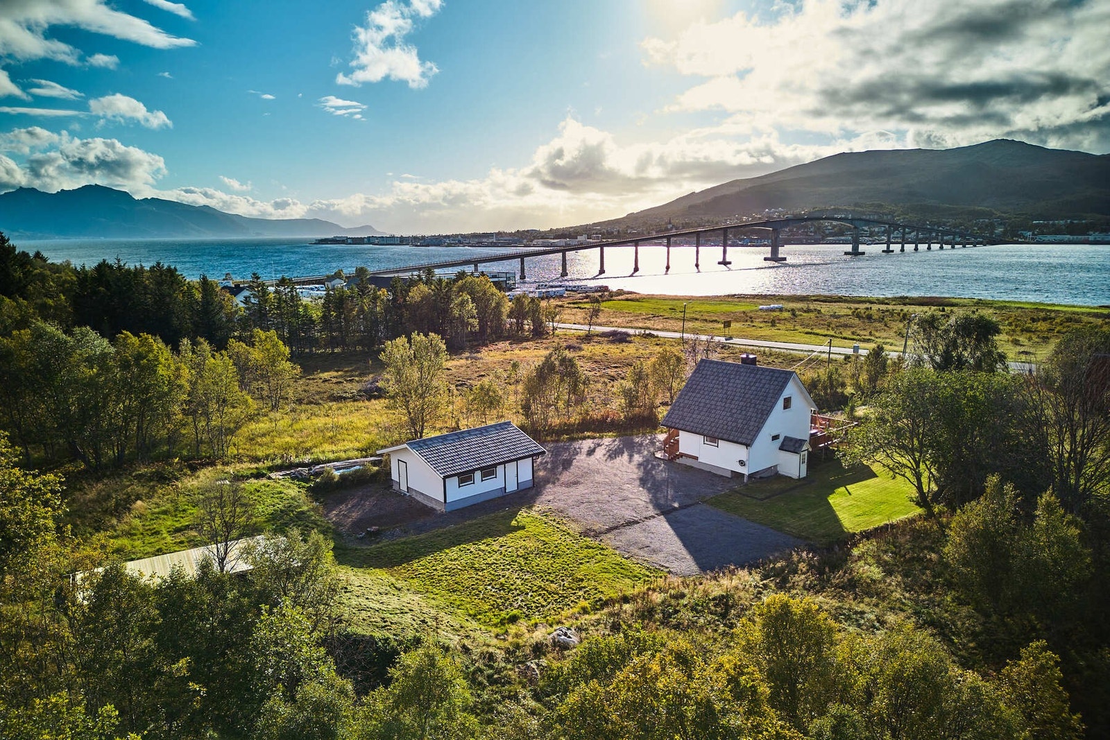 Enebolig med sentral, men samtidig tilbaketrukket og fin beliggenhet på Strand, like nord for brua. Galleribilde