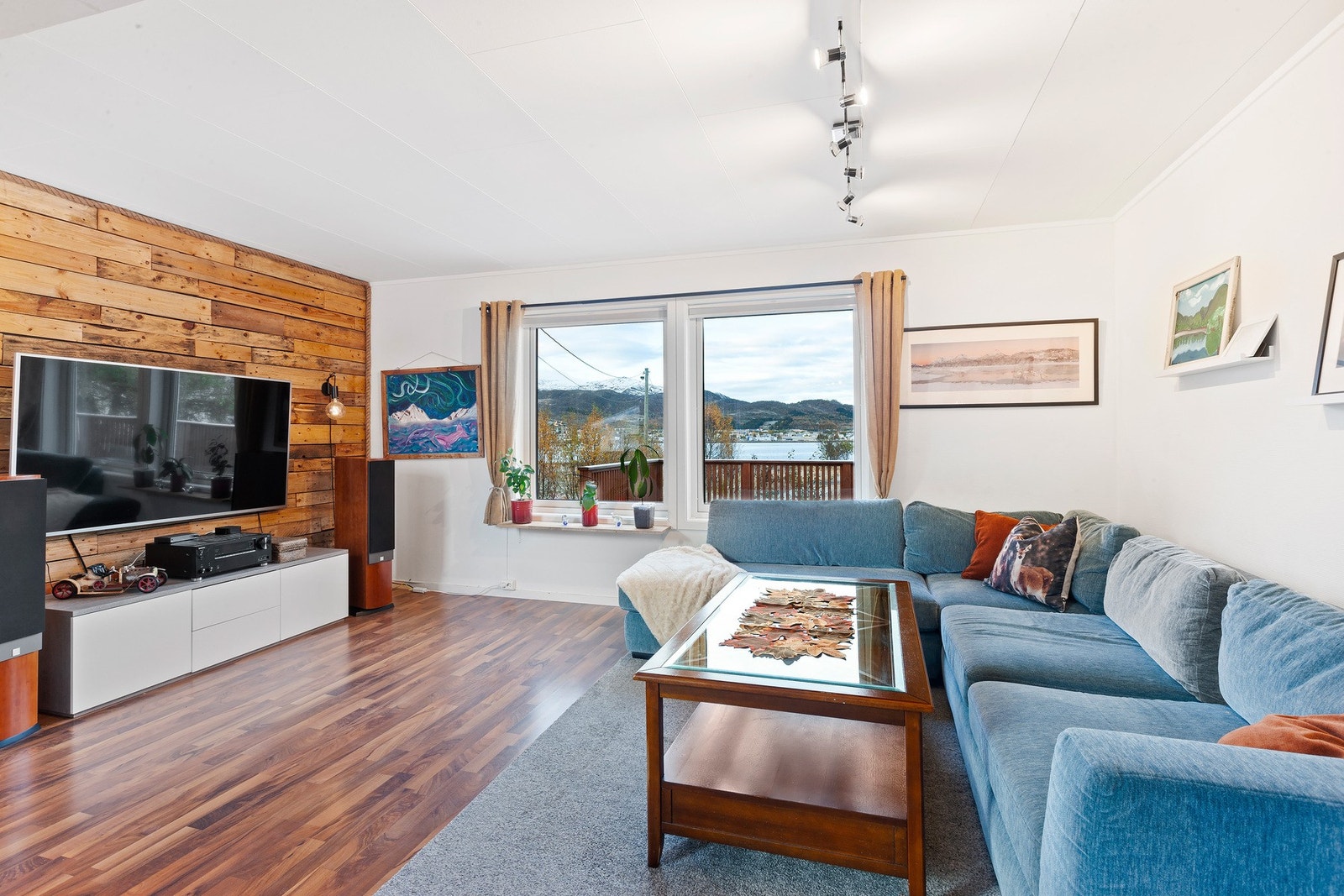 Kontrastvegg i dekorpanel gir et lunt og koselig uttrykk. Galleribilde