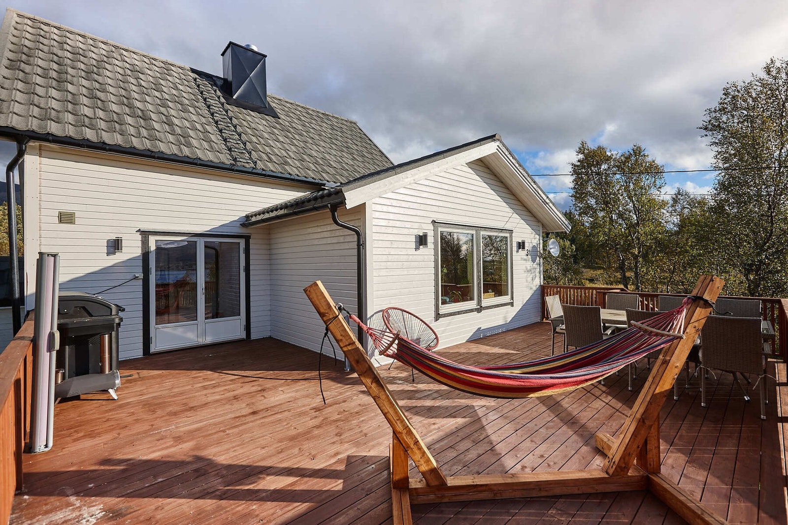 Adkomst til veranda fra bakkeplan og fra stue. Galleribilde