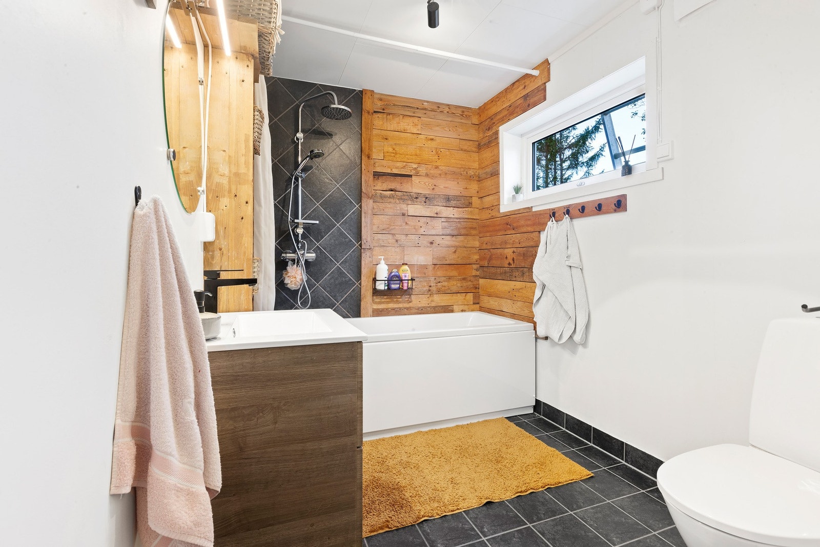 Koselig bad med varme i gulv. Galleribilde