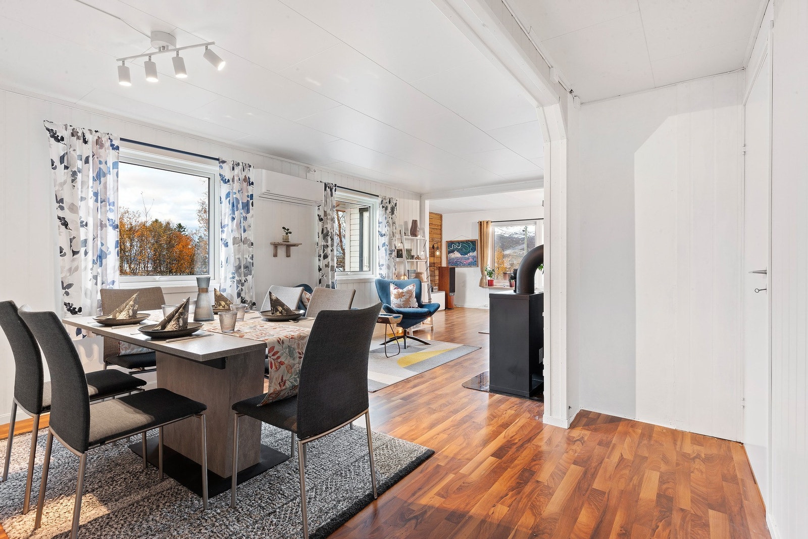 Stue er utført i lyse overflater og har et lunt og behagelig uttrykk. Galleribilde