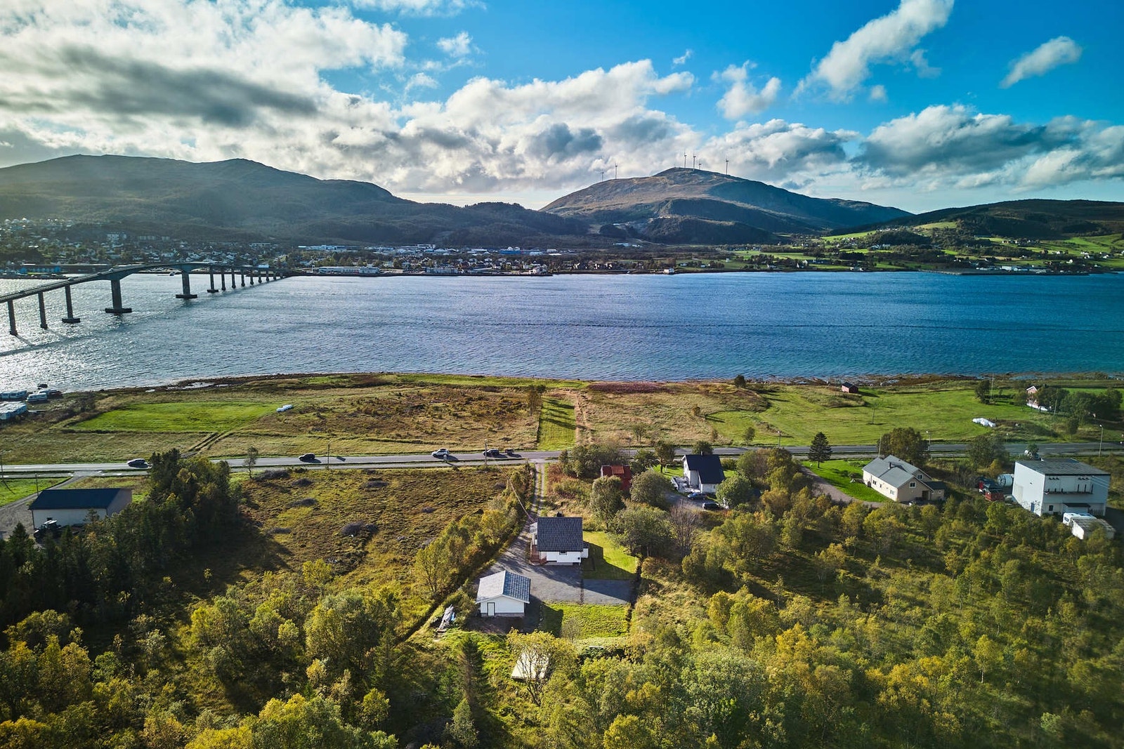 Gang-og sykkelsti for trygg ferdsel langs veien. Galleribilde