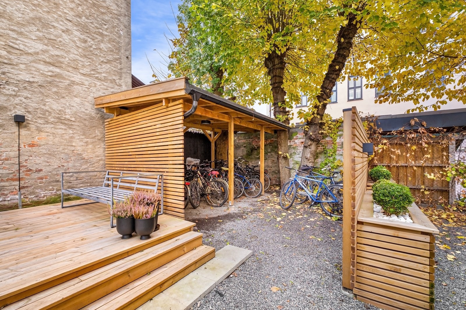 Pent opparbeidet bakgård med oppholdsmuligheter. Sykkelparkering for beboerne Galleribilde