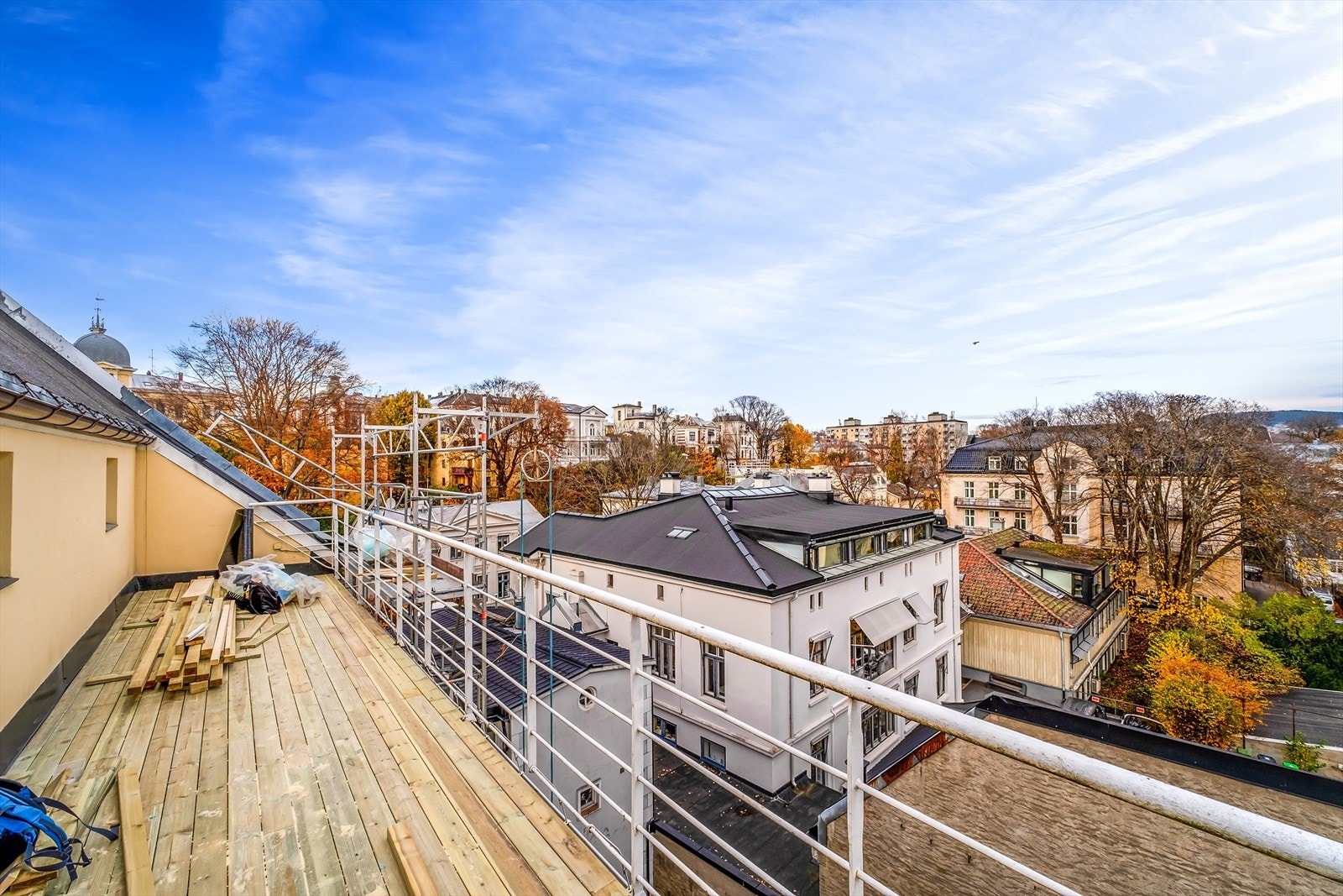 Felles takterrasse med hyggelig utsikt - arbeid med nytt dekke pågår Galleribilde