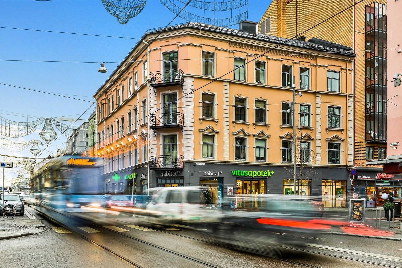 Bogstadveien tilbyr et eksklusivt utvalg av ulike forretningstilbud og offentlig kommunikasjon. Kun kort gangavstand fra boligen Galleribilde