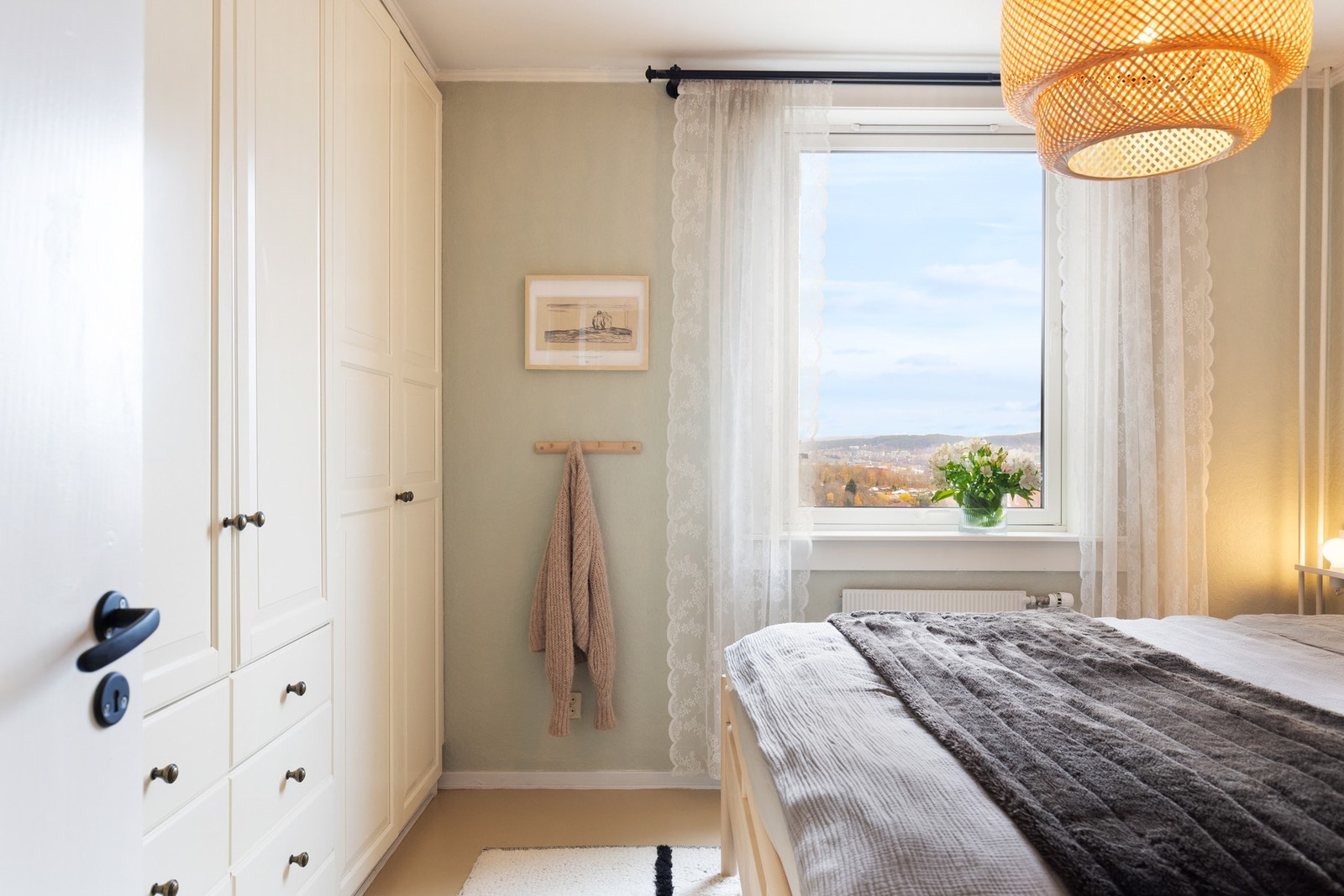 Her er det god plass til dobbeltseng med tilhørende nattbord. Galleribilde