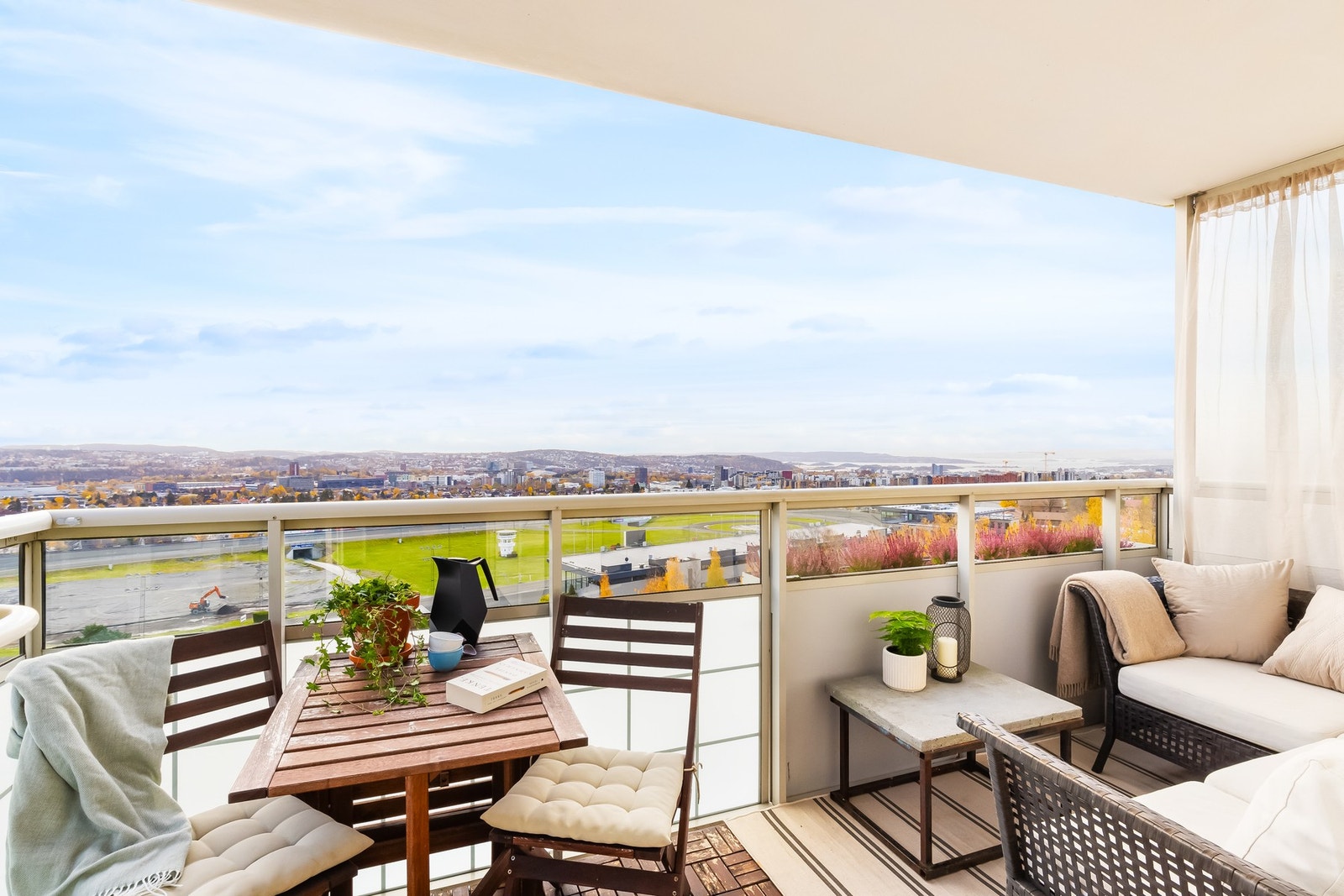 Boligen har en herlig sydvendt balkong på ca. 7 kvm som blir som en forlengelse av stuen på sommerhalvåret. Galleribilde