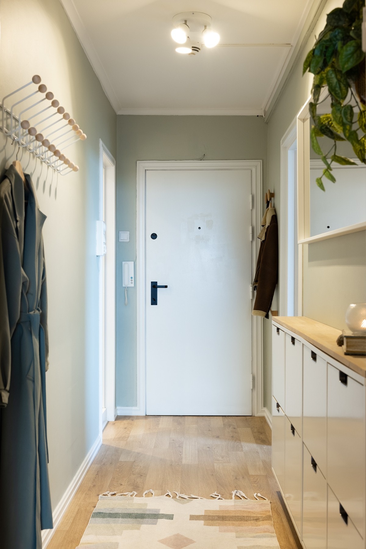 Velkommen inn til det som kan bli ditt nye hjem! Boligen har en lys og innbydende entré som gir et godt førsteinntrykk av boligen. Galleribilde