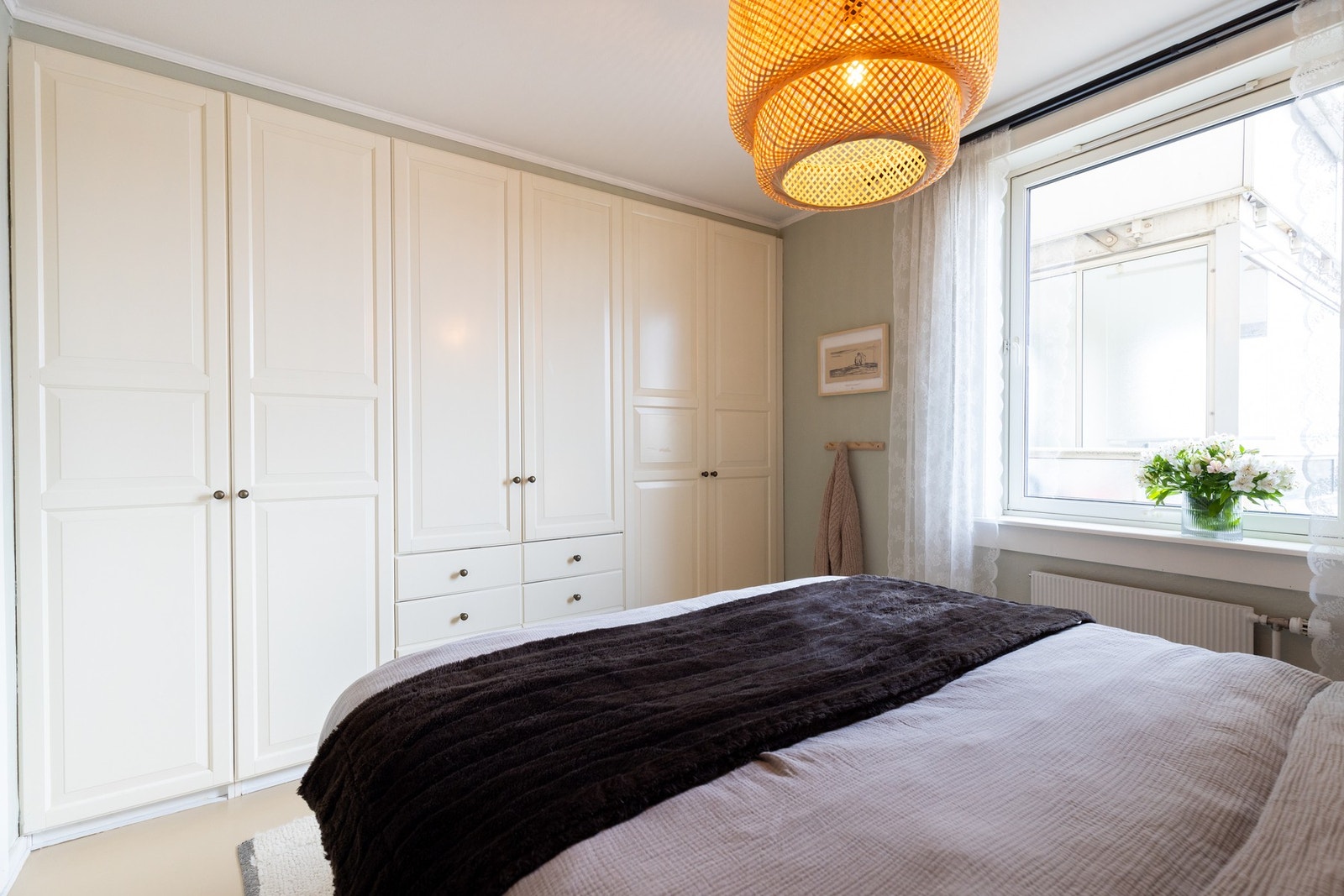 Det er i tillegg mye oppbevaringsplass i garderobeskap langs den ene veggen. Galleribilde