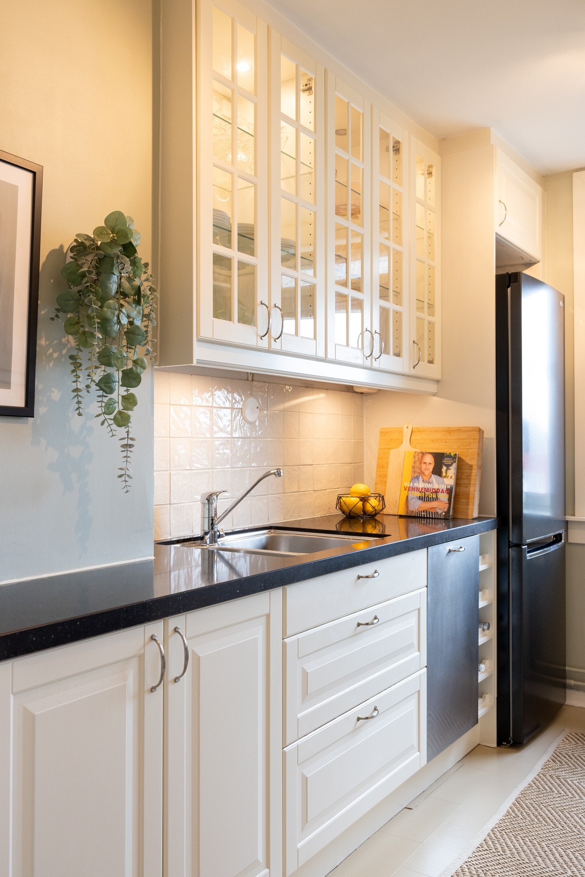 Kjøkkeninnredningen har profilerte fronter og kompositt benkeplate med underlimt oppvaskkum, samt nedfelt induksjon koketopp. Det er integrert ovn, mikro, kjøl/ frys og oppvaskmaskin - disse medfølger naturligvis ved salg. Galleribilde