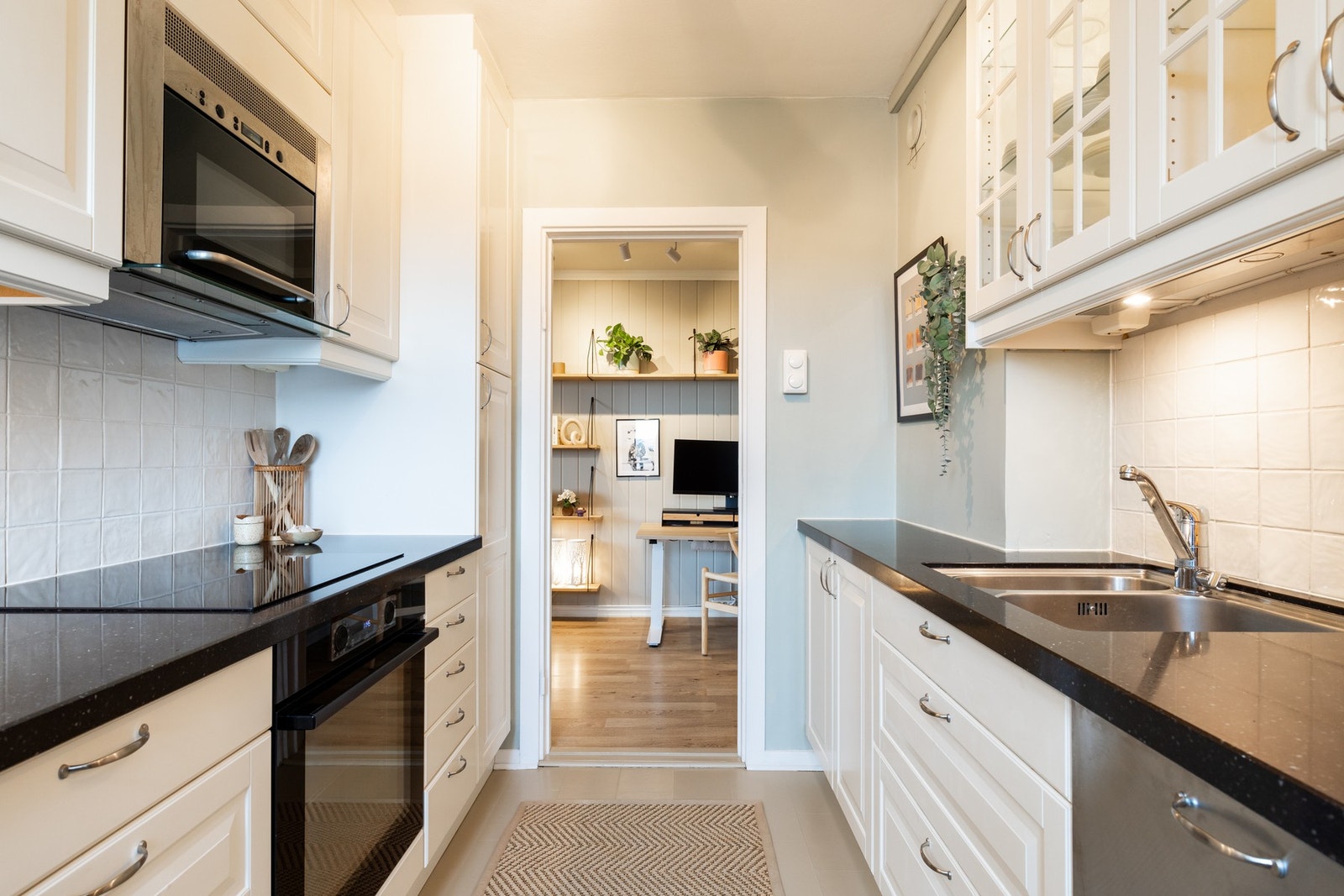 Fint og praktisk kjøkken fra IKEA som er fra 2009. Galleribilde