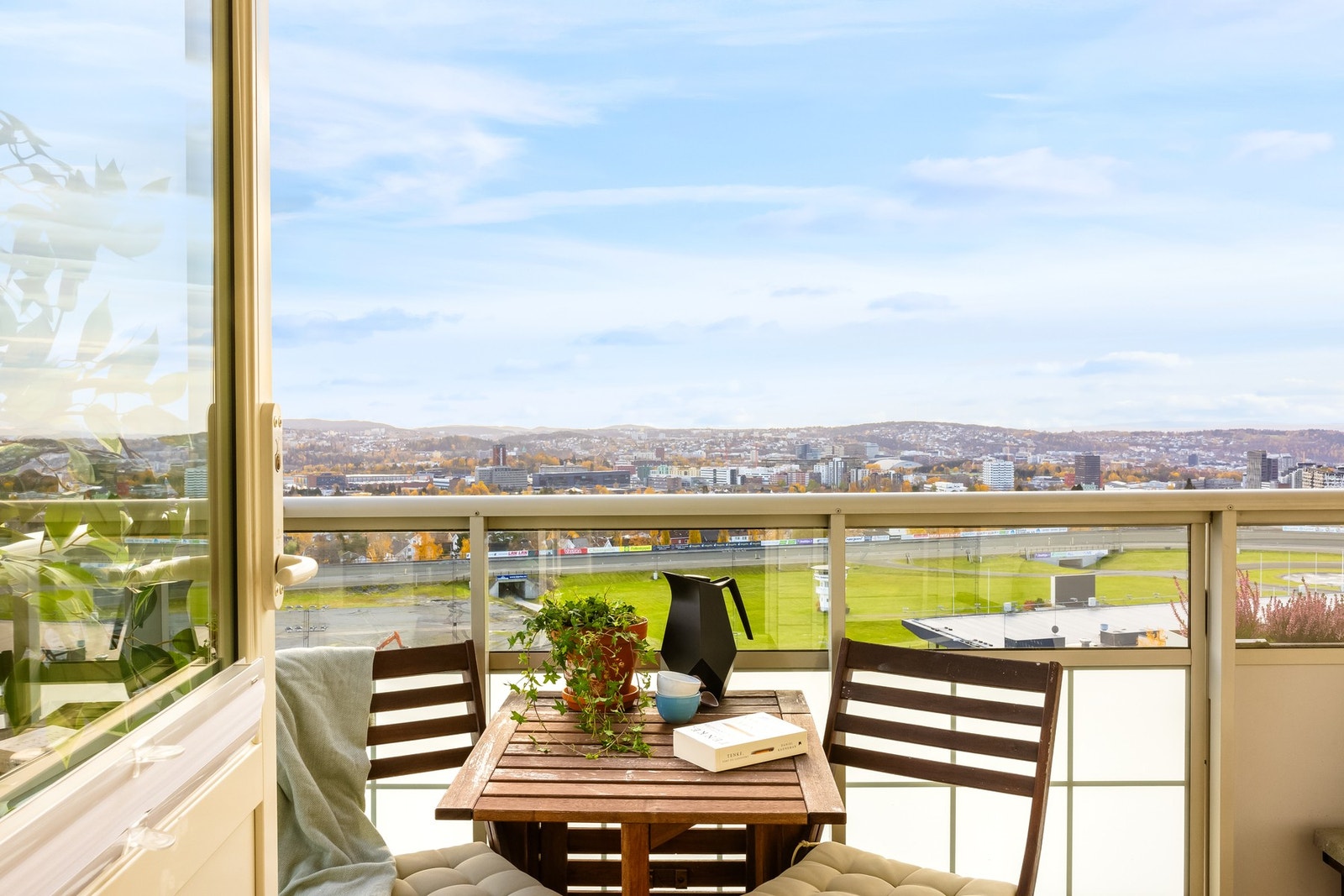 Med beliggenhet i byggets 11.etasje bor man fint og usjenert til! Det er naturligvis heis i bygget som sørger for en enkel adkomst. Galleribilde