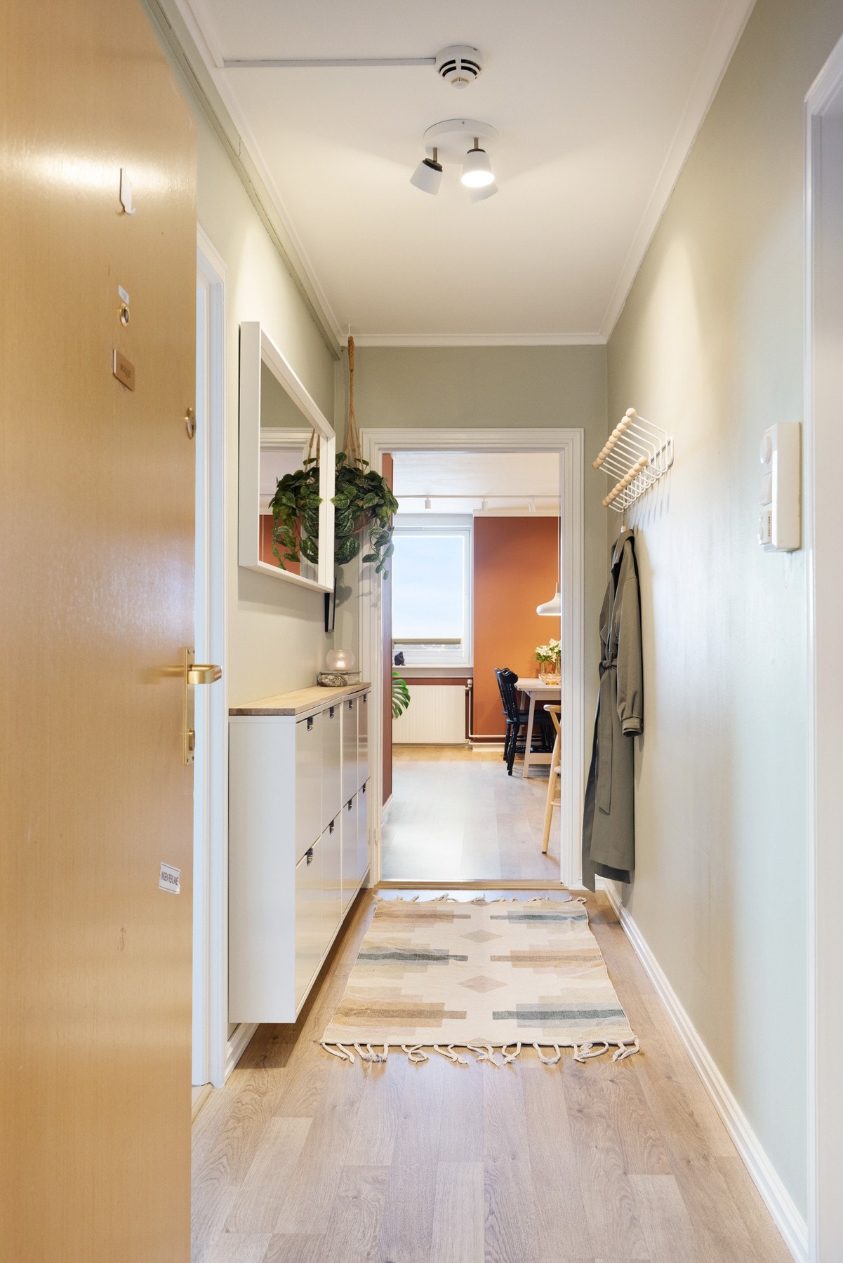 Her er det plass til knaggrekker, speil mm. For ekstern oppbevaring medfølger det en loftsbod og en kjellerbod. Galleribilde