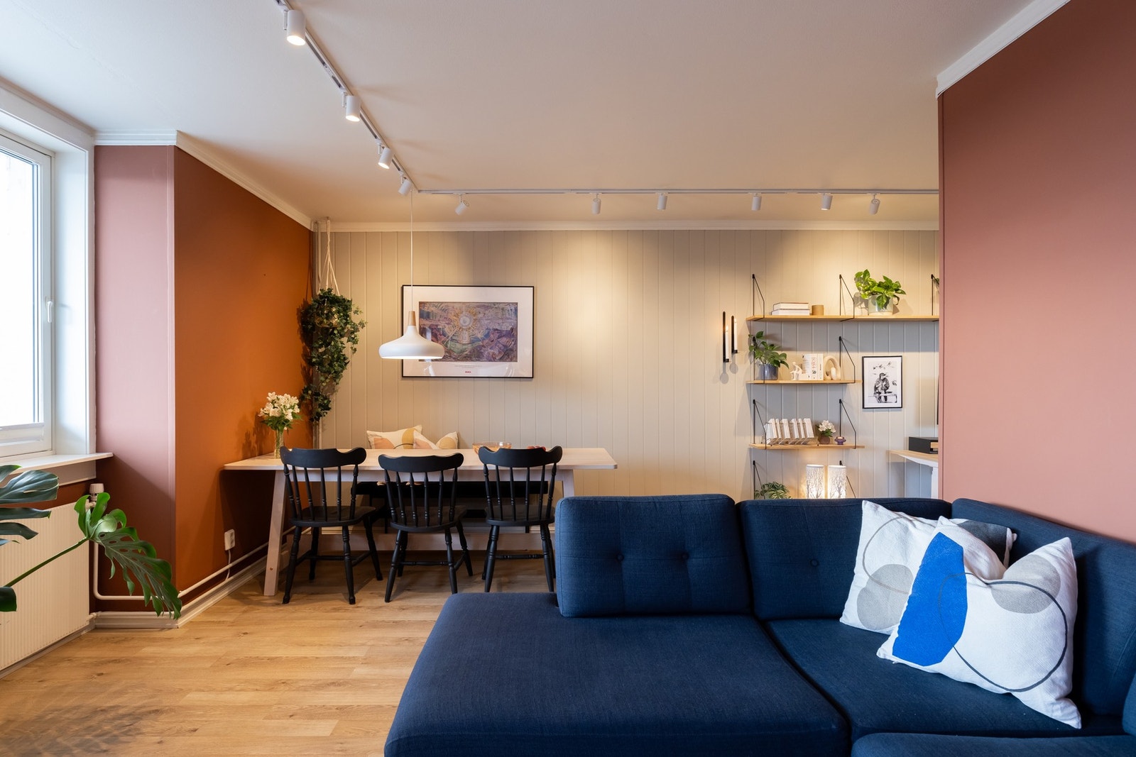 Det er pent laminatgulv og malte overflater i moderne fargevalg - noe som er gjennomgående for hele boligen med unntak av badet. Galleribilde