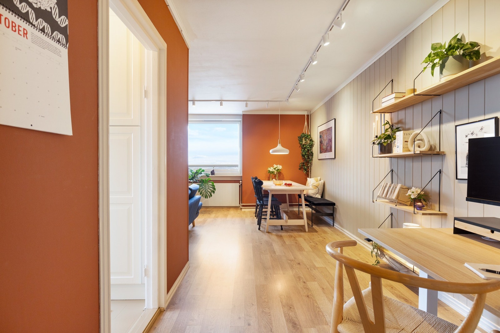 I stuen er det også plass til skrivebord og hylleløsninger. Galleribilde