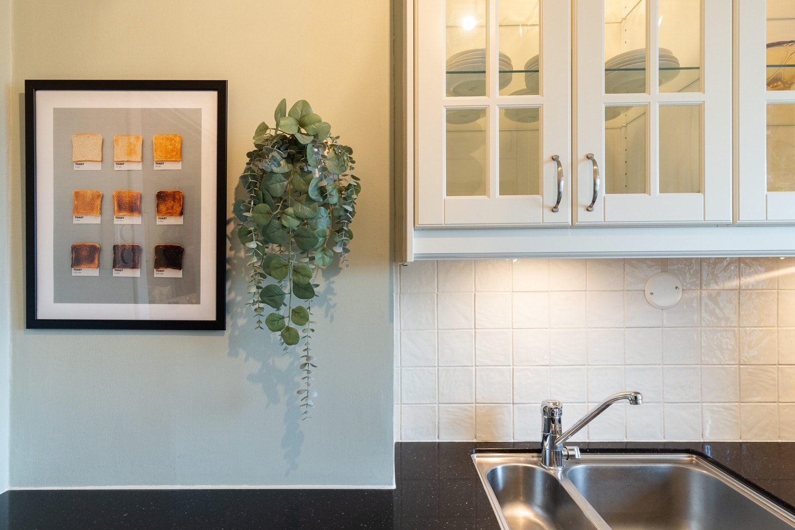 Det er rikelig med skap- og benkeplass i både over- og underskap. Galleribilde