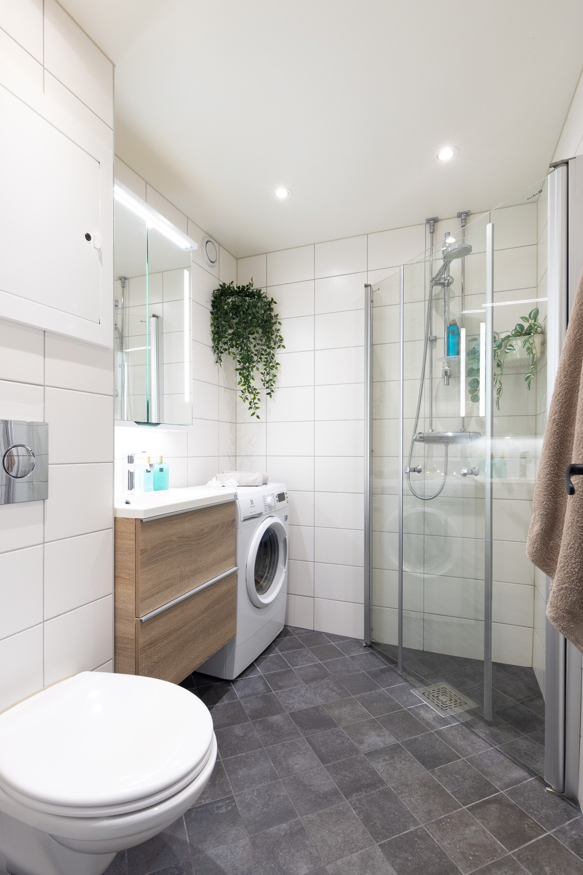 Flott, flislagt bad med gulvvarme som ligger i tilknytning til entreen. Badet ble pusset opp i 2015 i regi av borettslaget. Galleribilde