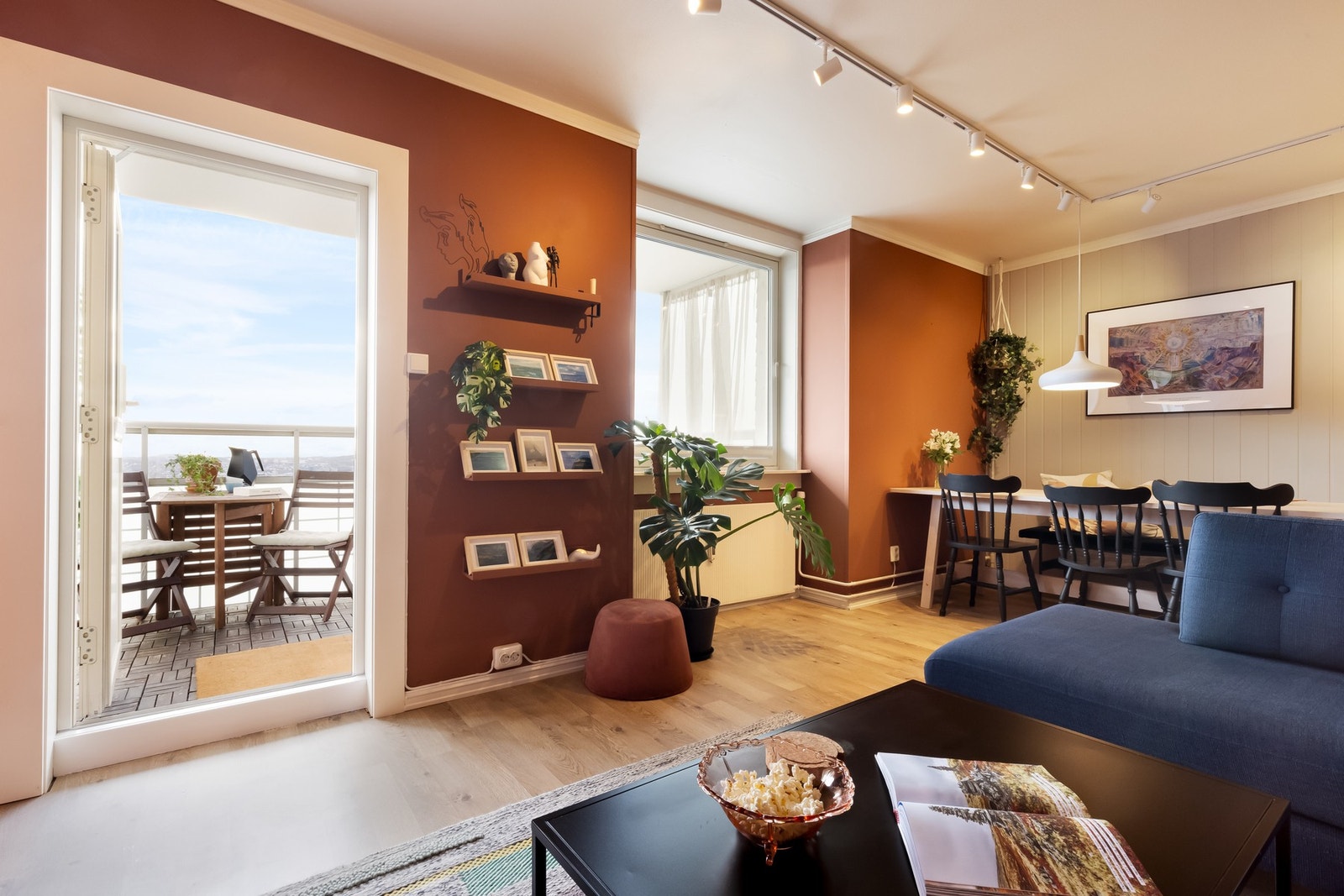 Videre kommer vi inn i boligens oppholdsrom. Vinduene og balkongdøren er fra 2014. Galleribilde