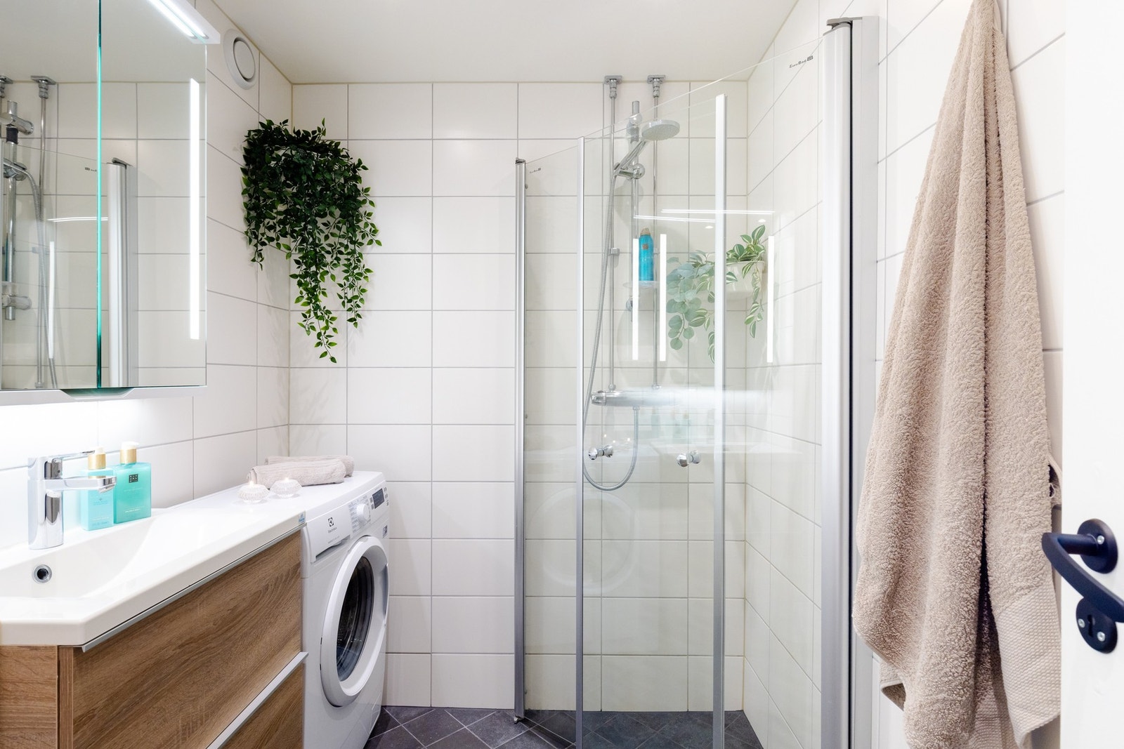 Det er opplegg for vaskemaskin på badet. Det er i tillegg fellesvaskeri i hvert bygg i borettslaget. Galleribilde