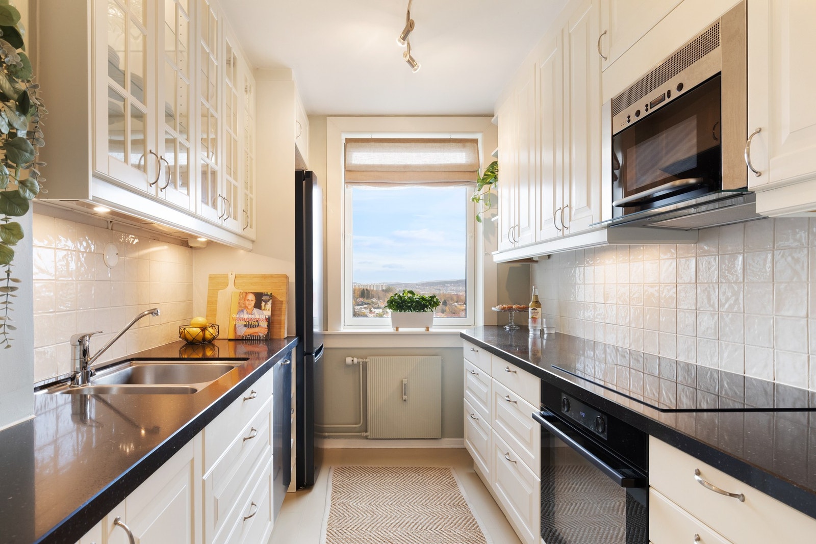 Kjøkkenet ligger separat fra stuen, så her kan du trekke deg tilbake og lage dagens måltider i fred og ro. Galleribilde