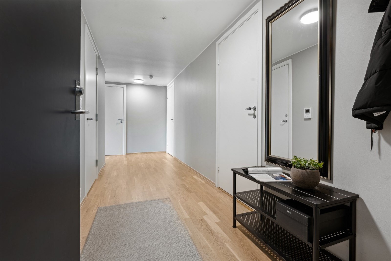 Entreen er romslig med tilgang til flere av leilighetens rom, dette forsterker den gode planløsningen. Galleribilde