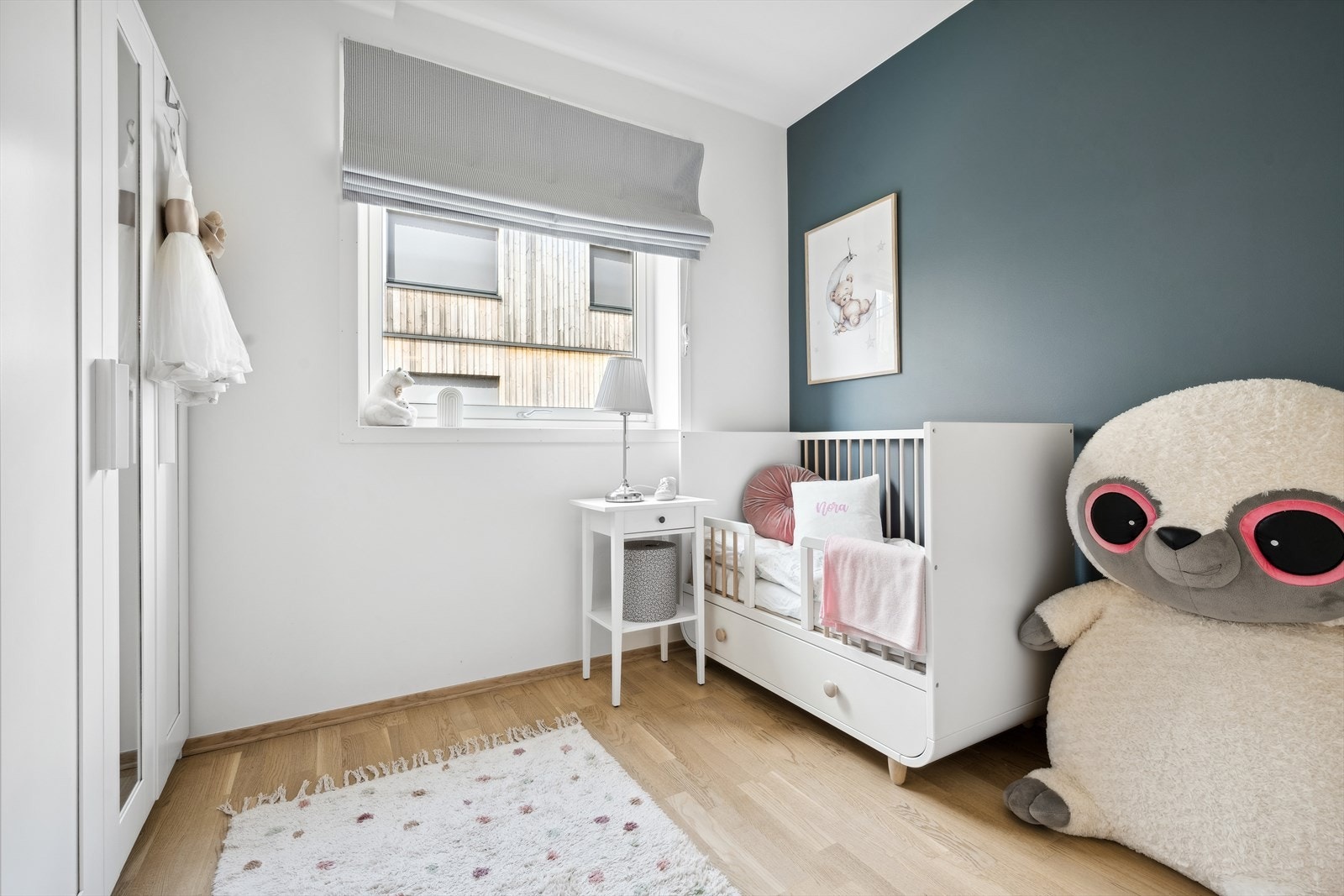 Soverom 2 har god plass til tilhørende møblement. Galleribilde