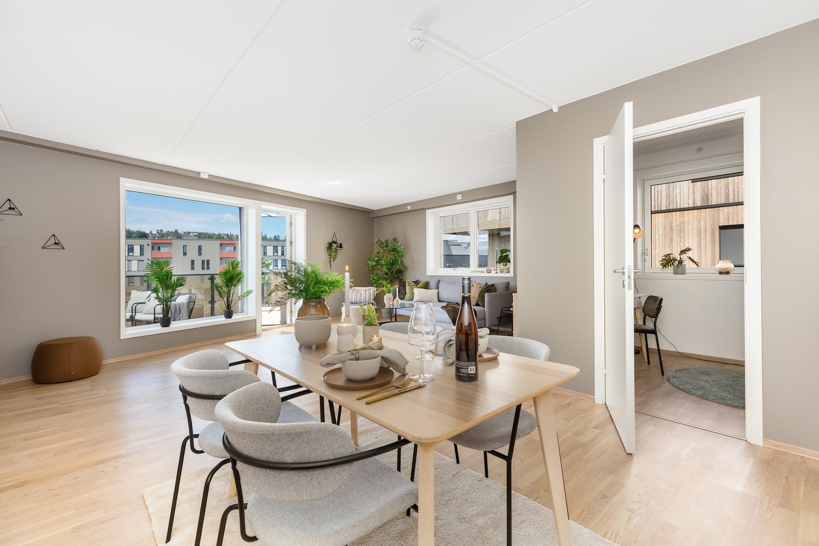 Dette er en hjørneleilighet med mye naturlig lys. Galleribilde