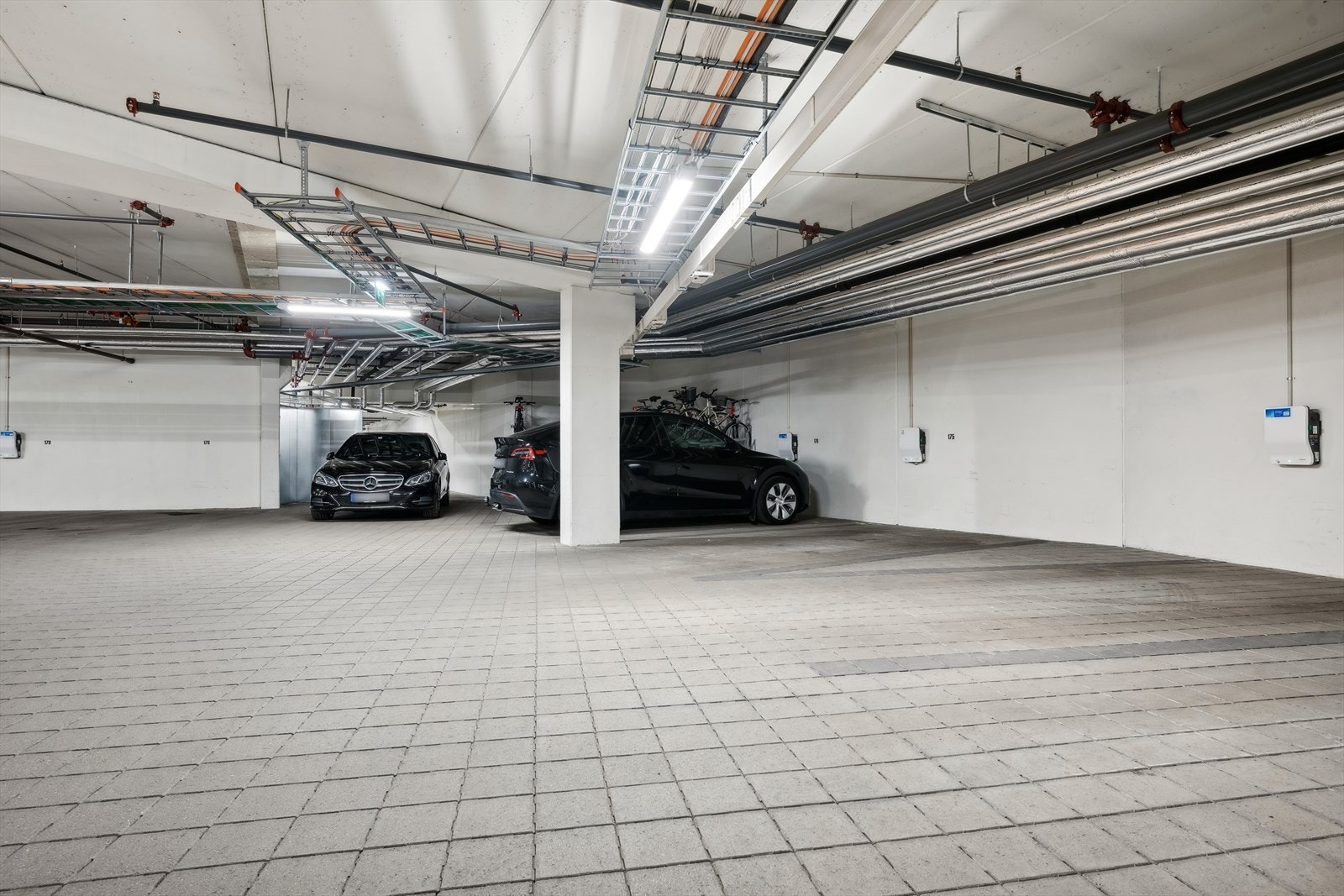 Det medfølger en garasjeplass med mulighet for å kjøpe en til. Galleribilde