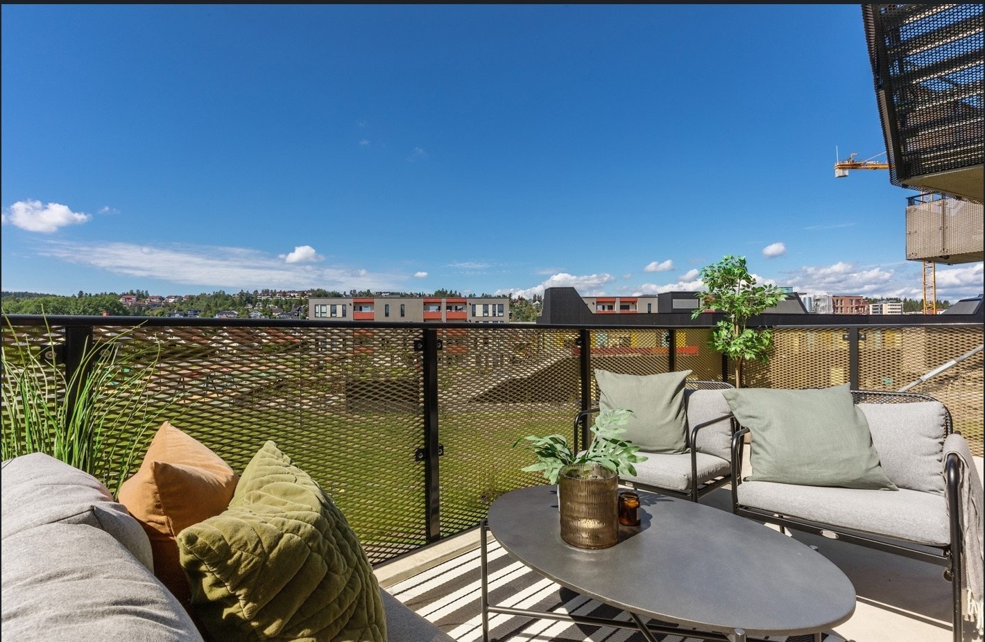 Balkongen fremstår meget privat da det er god avstand mellom balkongene. Galleribilde