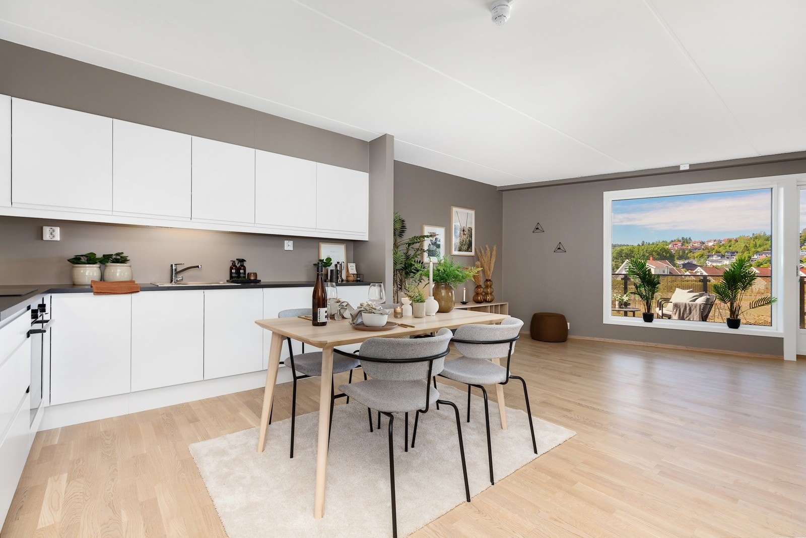 Boligen vender ut mot rolige fellesarealer uten sjenerende blokker foran. Galleribilde