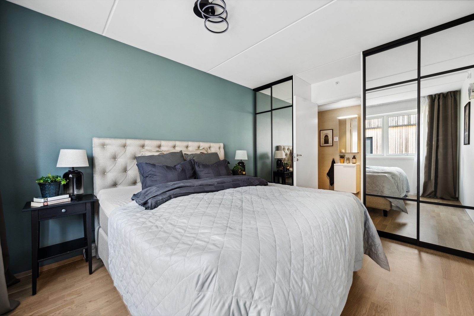 Hovedsoverommet er av god størrelse med tilgang til eget bad/wc Galleribilde