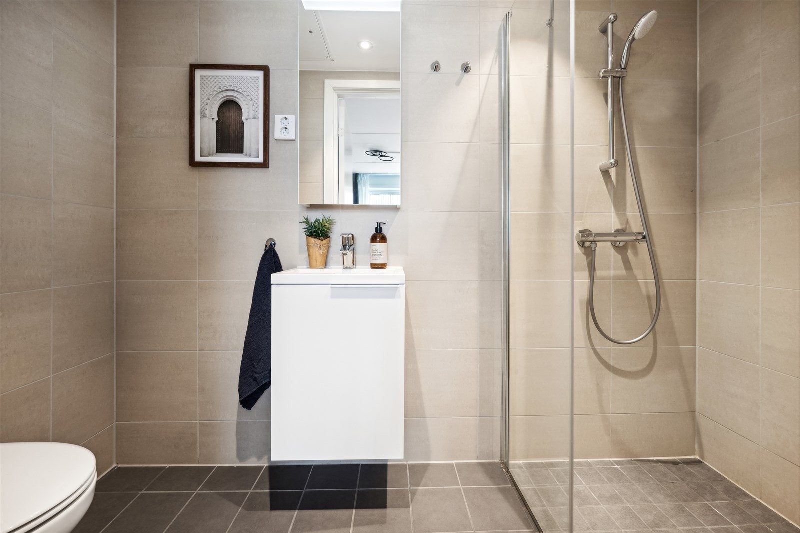 Badet tilknyttet hovedsoverommet er holdt i meget flott materialvalg. Galleribilde