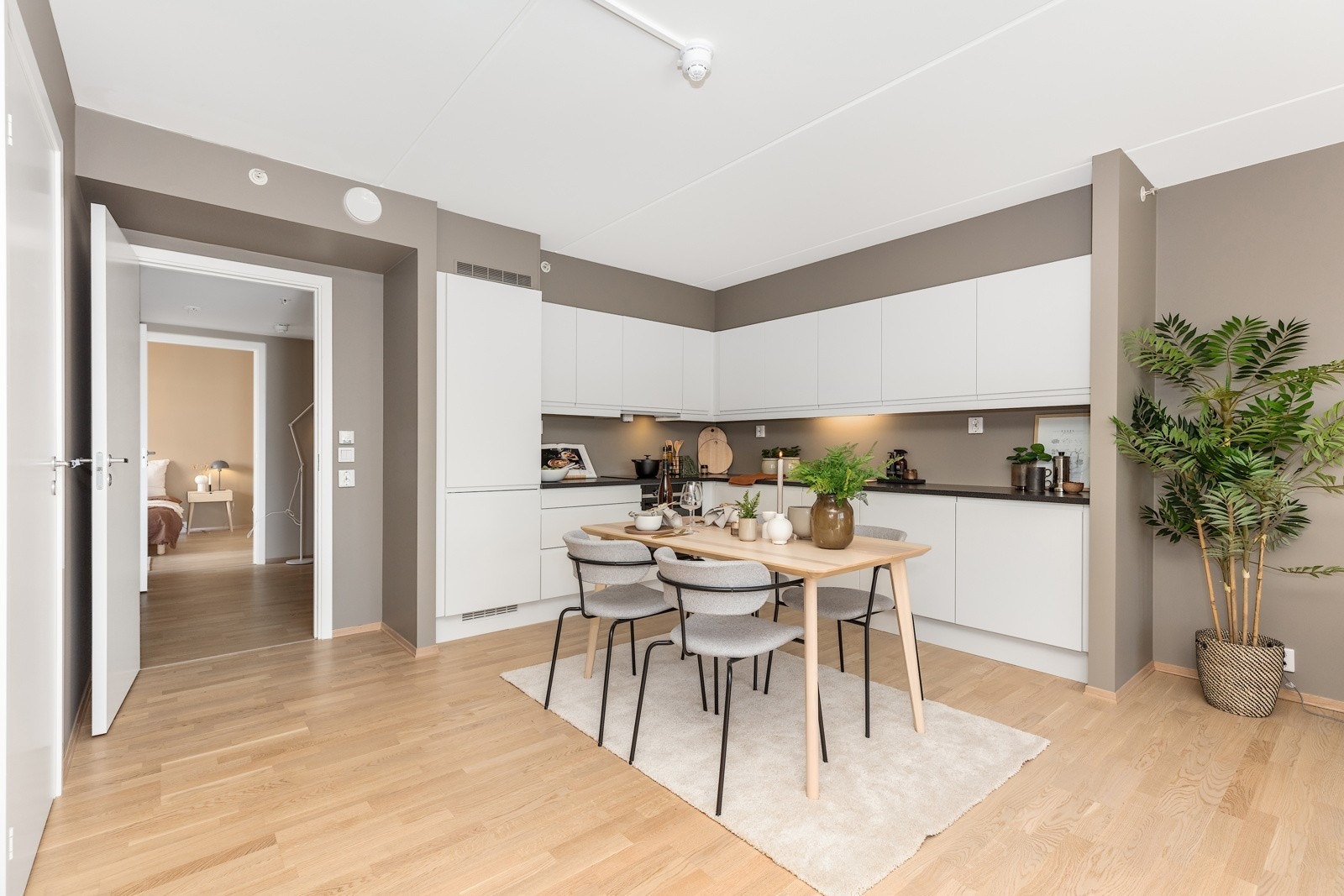 Kjøkkenet ligger i åpen løsning med stuen, noe som bidrar til at dette er et sosialt rom. Galleribilde