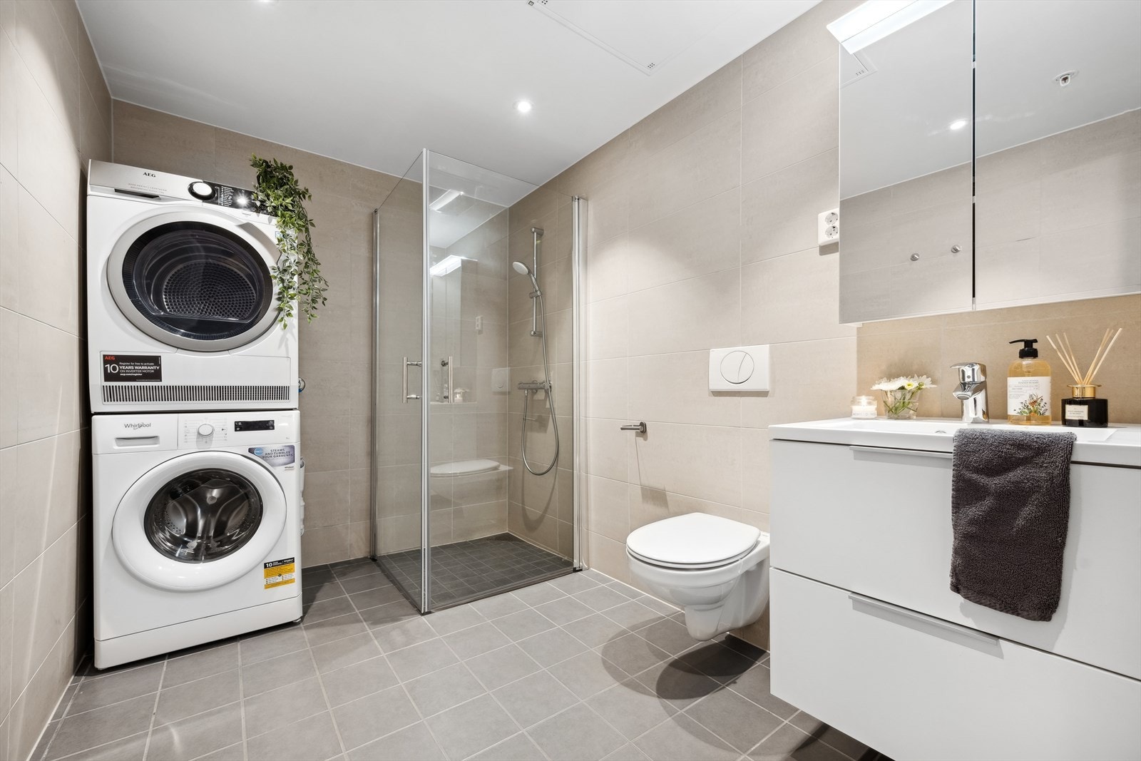 Hovedbadet er meget romslig med opplegg for vaskemaskin og tørketrommel. Galleribilde