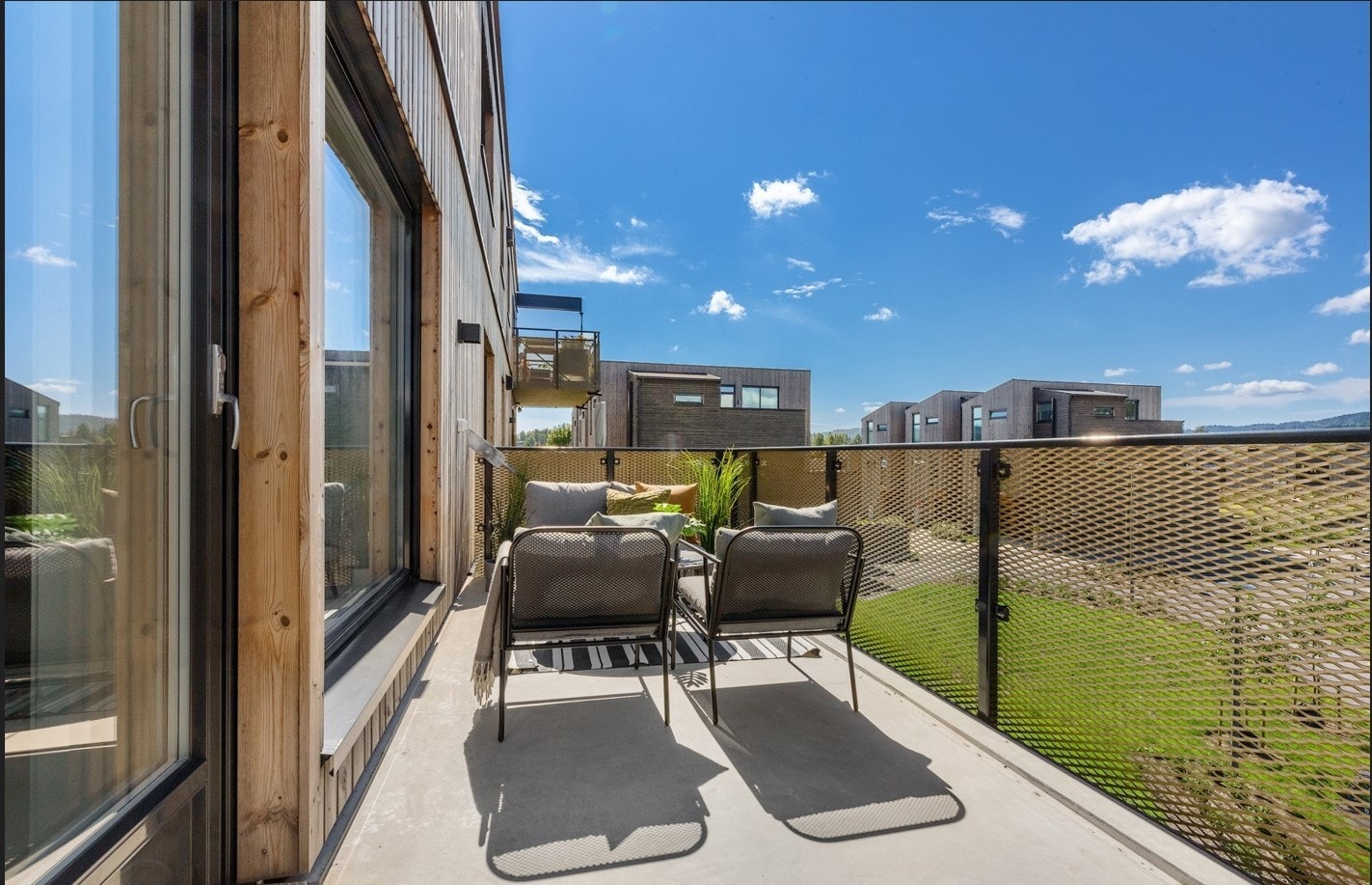 Fra stuen er det utgang til en solrik balkong på 12 kvm. Galleribilde