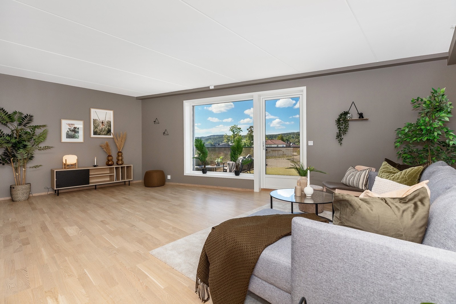 Stuen er meget romslig med plass til flere soner. Galleribilde