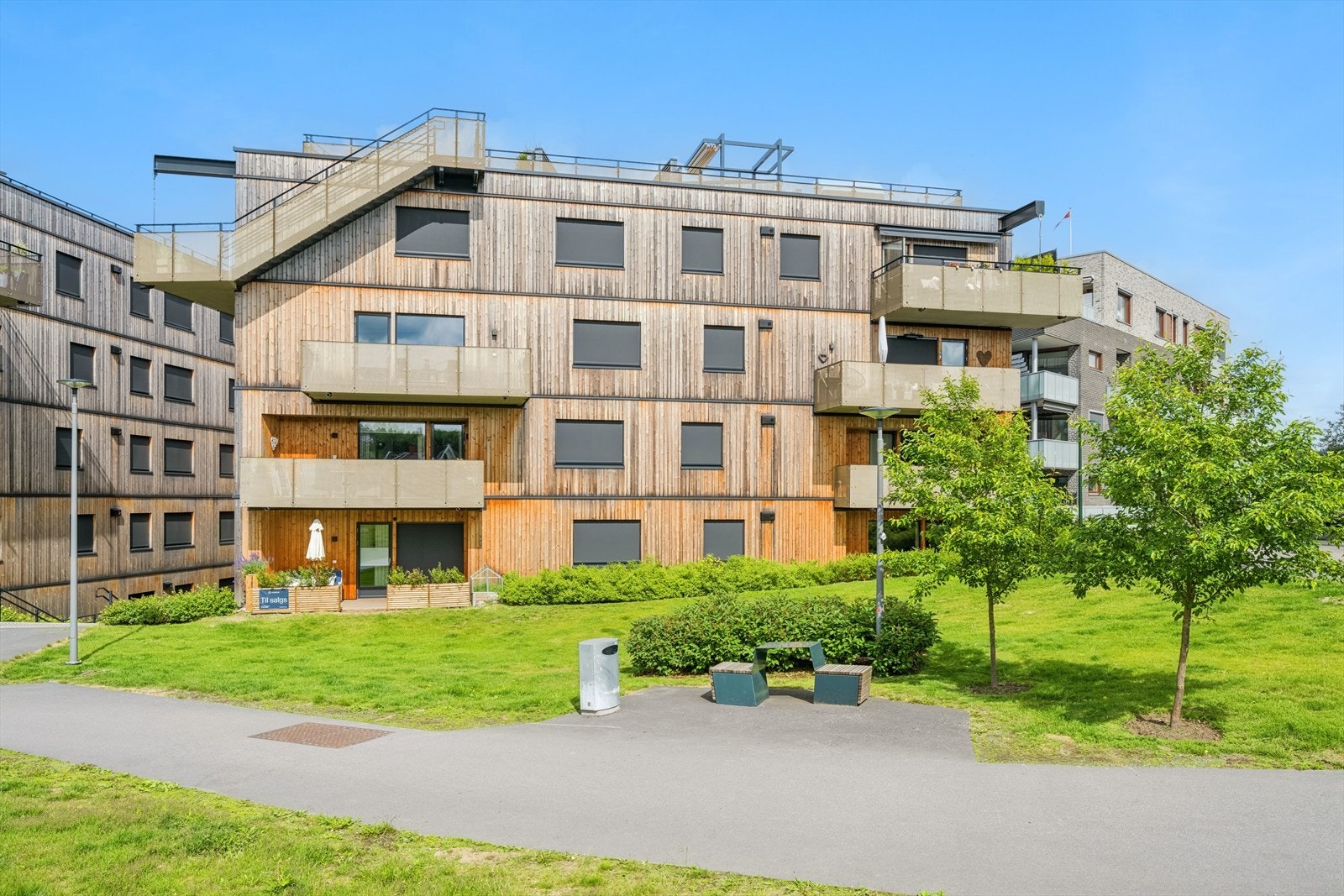 Beliggenheten på Bergerveien 5 på Lørenskog er virkelig en perle. Den perfekte kombinasjonen av sentralitet og fredelig atmosfære gjør dette til et ettertraktet område å bo i. Galleribilde