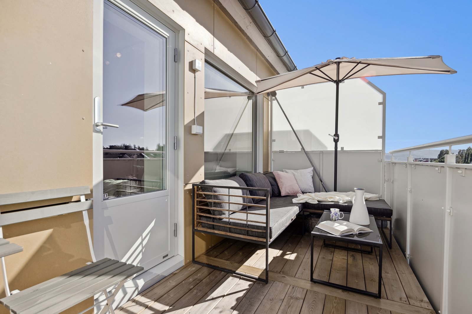 Balkongen har lite innsyn og oppleves som privat. Galleribilde