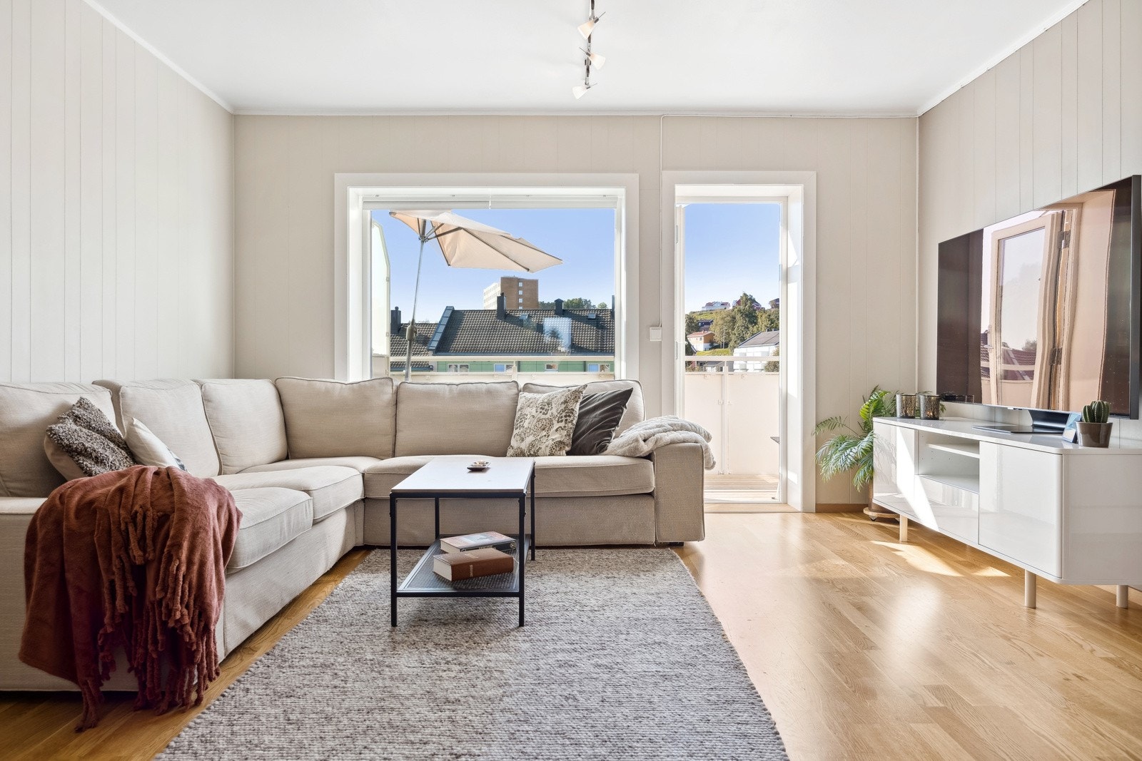 Stuen har utgang til en sørvendt balkong med god plass til utendørs møblement. Galleribilde