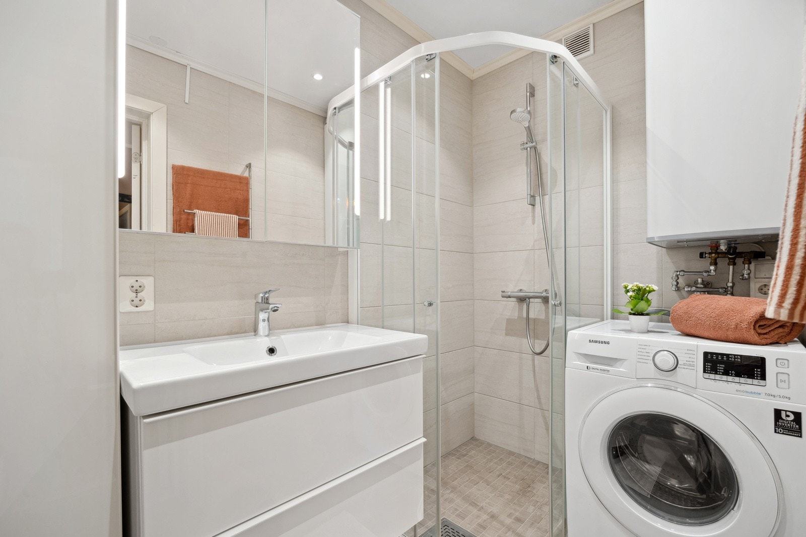 Nydelig bad med bl.a. downlights, gulvvarme og opplegg for vaskemaskin. Galleribilde