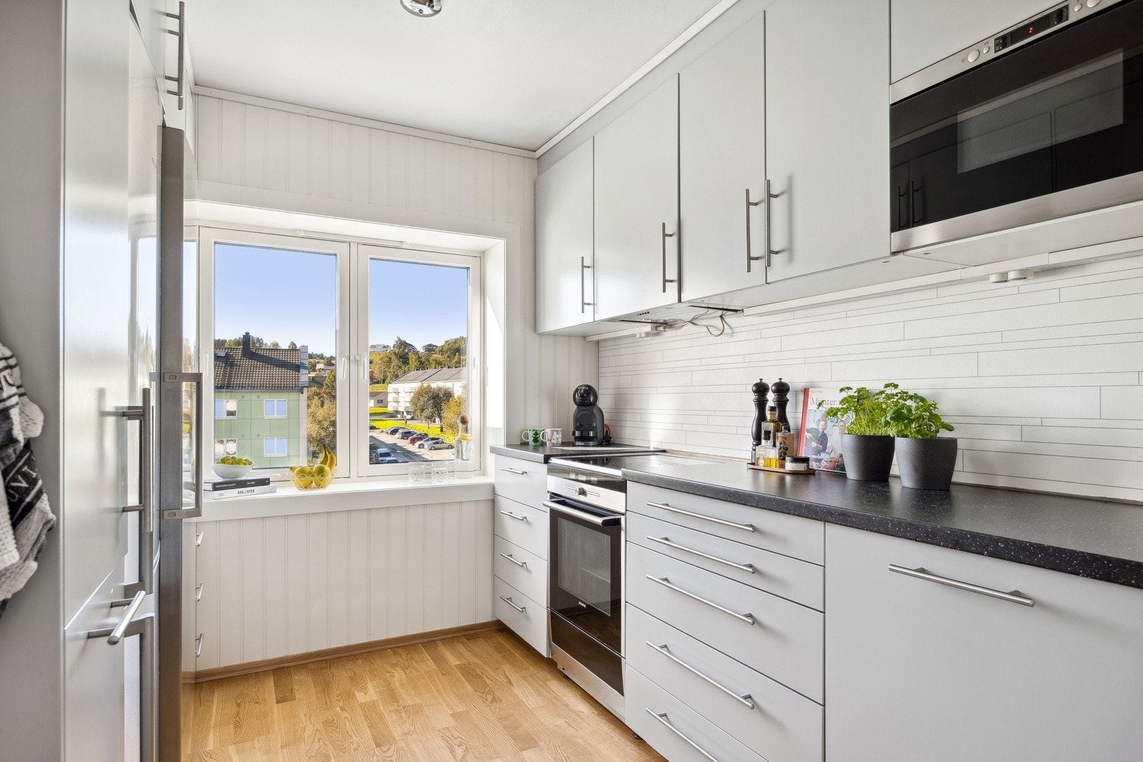 Kjøkkenet har en praktisk utforming som gir rikelig med oppbevaringsmuligheter i både skuffer og skap. Galleribilde