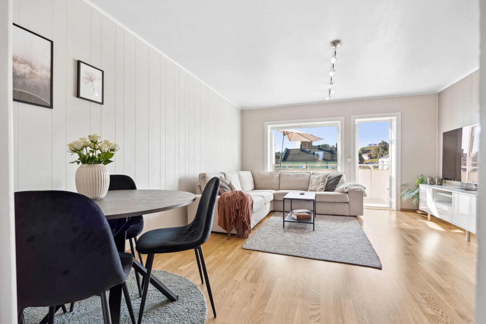 Stuen har store vindusflater som gir mye naturlig lysinnslipp og bidrar til en behagelig romfølelse. Galleribilde