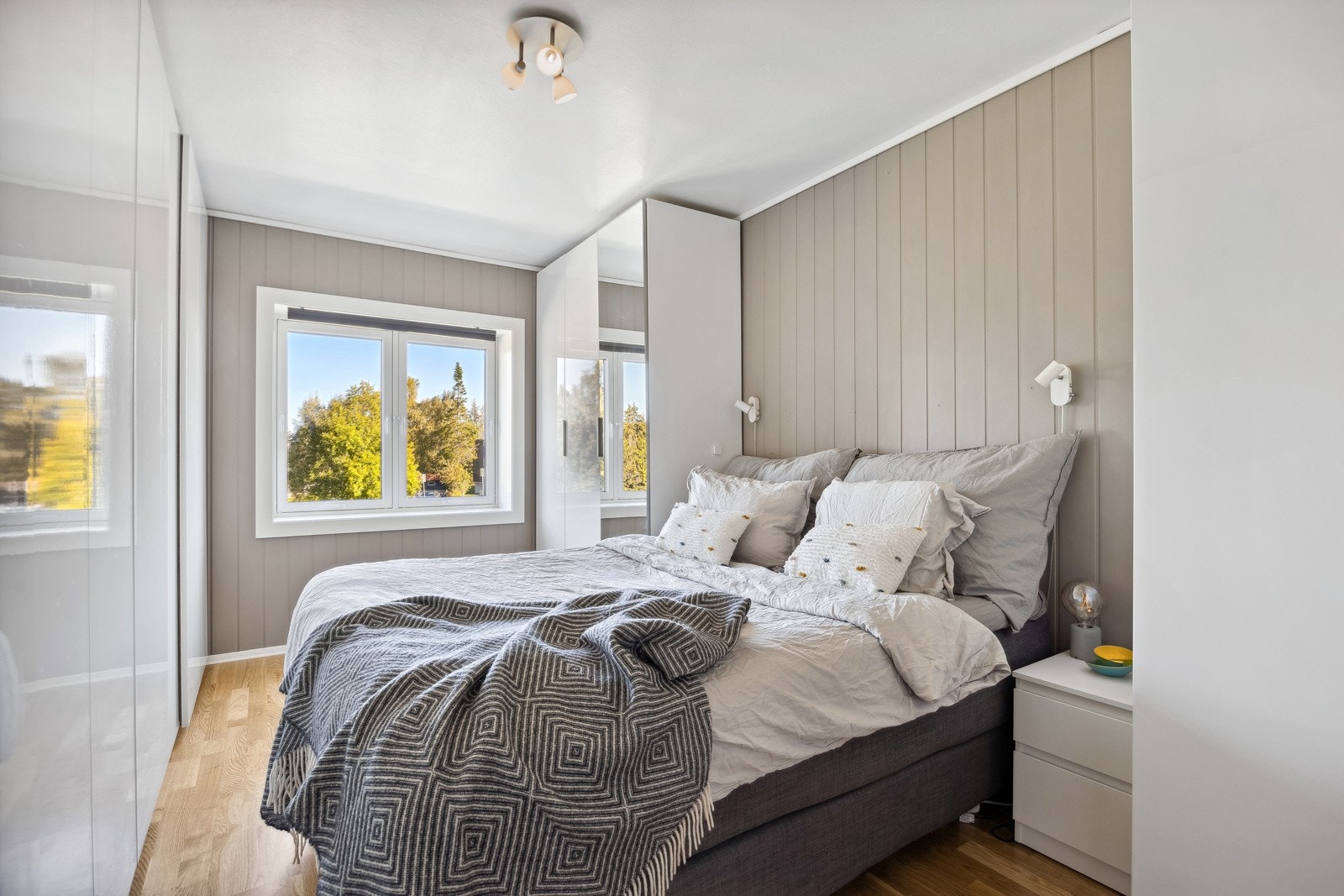 Leiligheten har to romslige soverom, hvor hovedsoverommet er på hele 13 kvm. Galleribilde