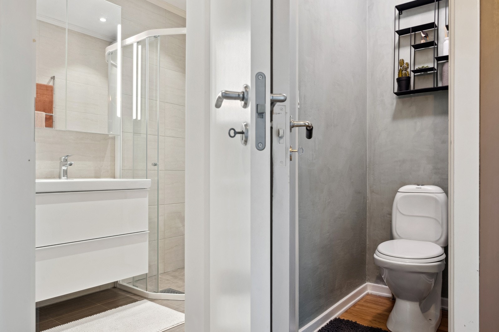 Toalettet er praktisk plassert i eget rom. Galleribilde