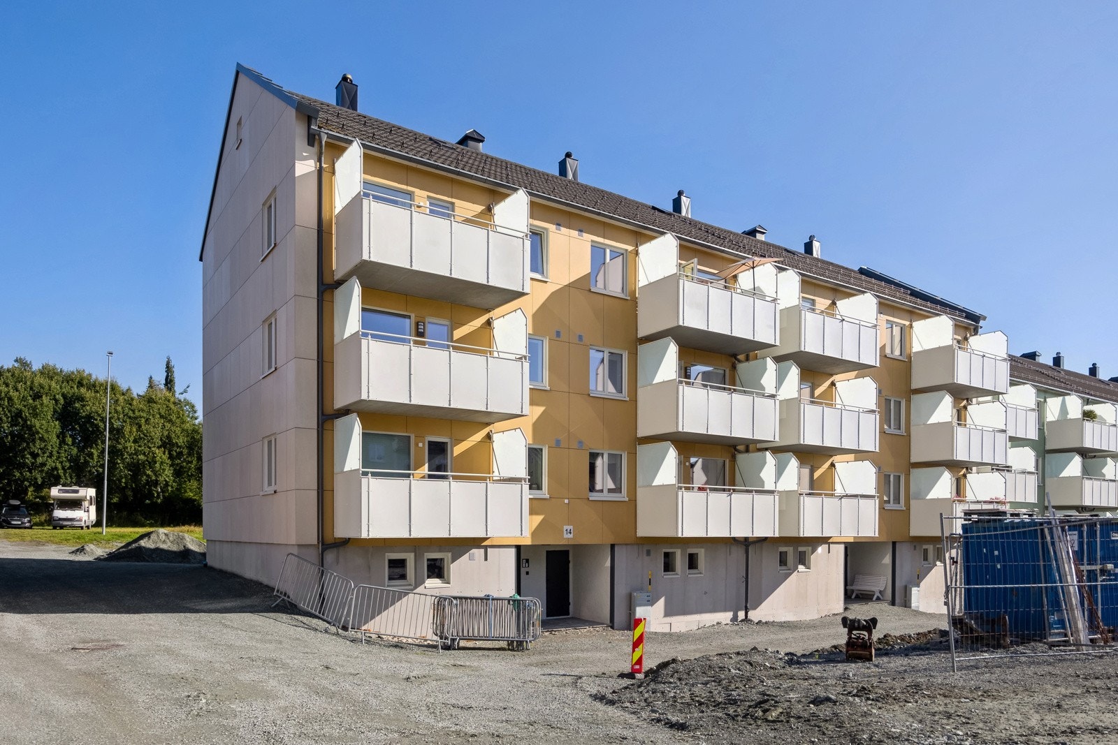 Dette er en moderne leilighet som ligger i et meget populært nabolag, med gangavstand til bl.a.: bymarka med helårs turterreng, fine badeplasser, butikker og buss. Galleribilde