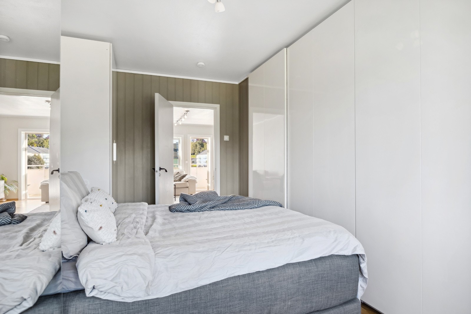 Hovedsoverommet tilbyr rikelig med plass til seng, nattbord og en eventuell garderobeløsning. Galleribilde