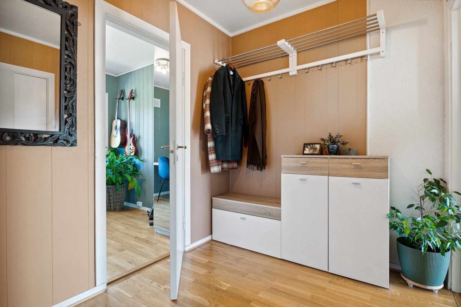 I entréen er det godt med plass til entrémøblement etter eget ønske. Galleribilde