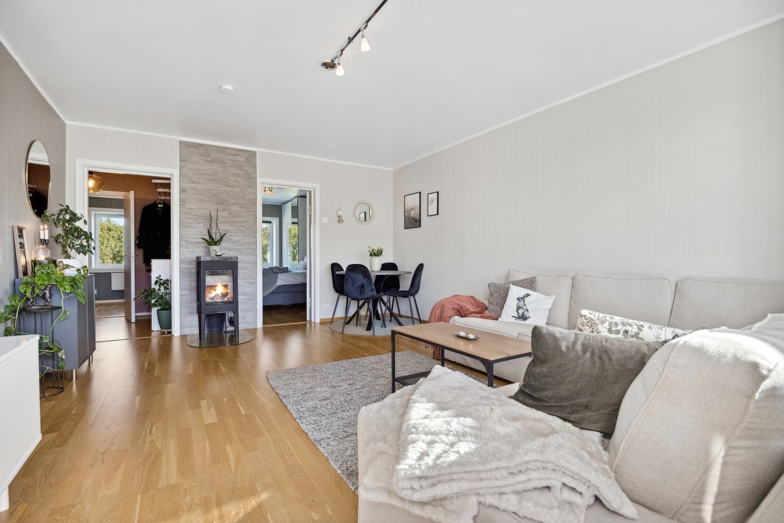 Leiligheten er innbydende og har en gjennomgående pen standard. Galleribilde